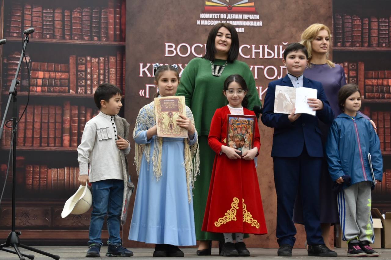 Во Владикавказе прошла праздничная ярмарка «Воскресный книжный уголок», посвященная осетинской Нартиаде